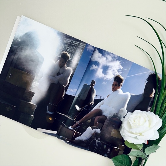 RIHANNA Tour Photo Book - Picture 6 of 6